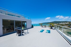 屋外ダイニングエリア