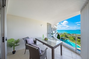 Outdoor dining - Ocean Dreams On Airlie - Premiere (Airlie Beach)