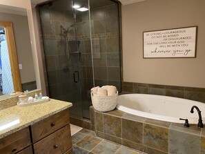 Combined shower/bathtub, hair dryer, towels - Come Relax with your family at Casa Bear (Dadeville)