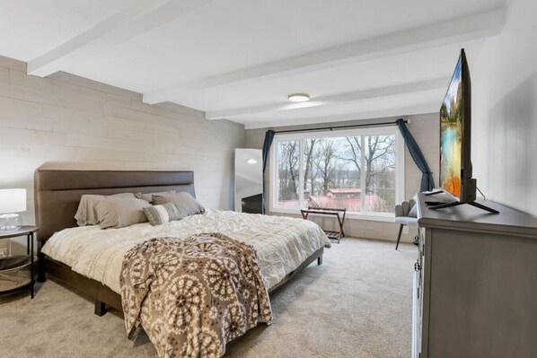 3 habitaciones, escritorio y tabla de planchar con plancha 