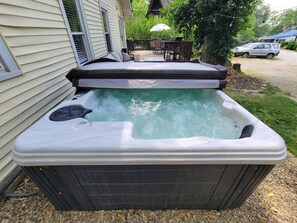 Tina de hidromasaje al aire libre