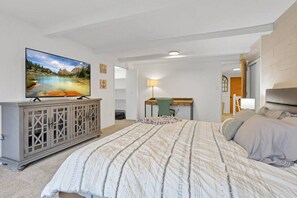 3 habitaciones, escritorio y tabla de planchar con plancha 