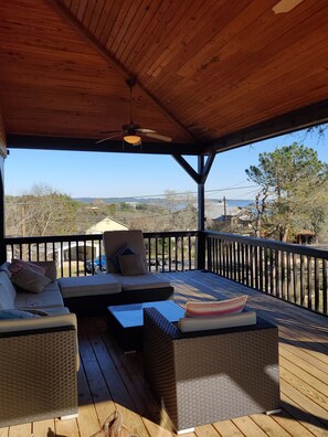 Terrace/patio - 🐾Dog Friendly, Lake View 🎣on Canyon Lake Good Morning House (Canyon Lake)
