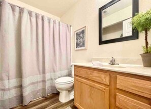 Combined shower/bathtub - The Berkley-918 (West Plains)