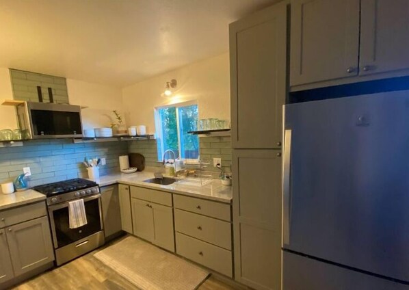 Refrigerador, microondas, horno y parrilla de estufa