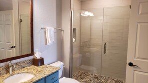 Tina con regadera, amenidades de baño ecológicas, secadora de cabello