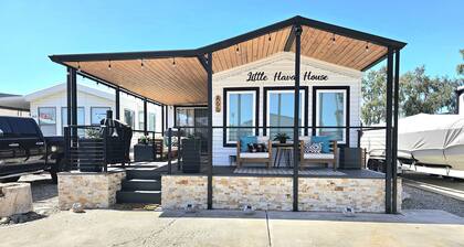 Cozy 2 bedroom Park Model Home in Popular Lake Havasu City near London Bridge