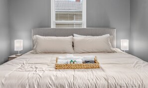 5 bedrooms, free WiFi, bed sheets - [NEW] Family Style 5BR Home Mins From Buckroe Beach (Hampton)