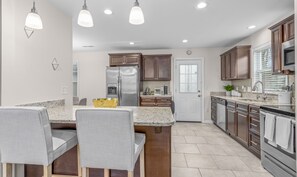 Fridge, microwave, oven, stovetop - [NEW] Family Style 5BR Home Mins From Buckroe Beach (Hampton)