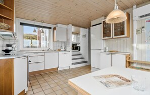 Jääkaappi, liesi, astianpesukone, kahvin-/teenkeitin