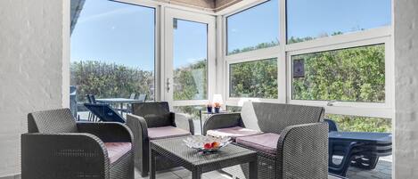 Een televisie, een open haard en een stereo