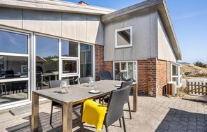 تناول الطعام بالخارج