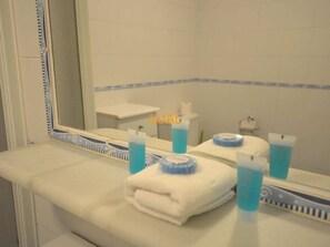 Een douche, een haardroger, handdoeken, toiletpapier