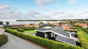 Zona residencial con casas, un lago y cielo despejado.