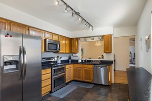 House, 2 Bedrooms | Private kitchen