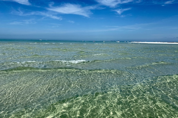 Beach nearby, sun-loungers, beach towels