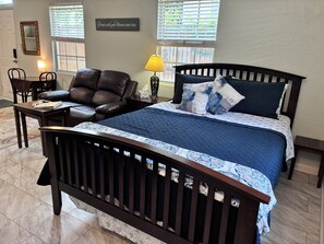 1 bedroom, desk, iron/ironing board, travel cot - Charming Gulfport Town Guest Cottage Studio -Walk To Beach -Shops -Restaurants (Gulfport)