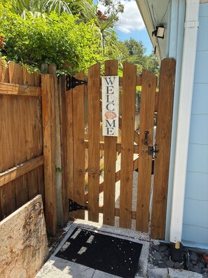 Exterior detail - Charming Gulfport Town Guest Cottage Studio -Walk To Beach -Shops -Restaurants (Gulfport)
