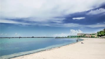 Beach nearby, sun loungers, beach towels