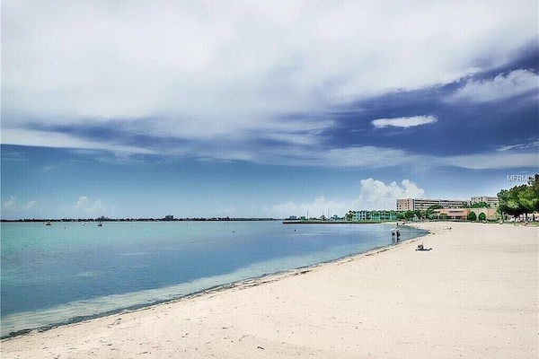 Beach nearby, sun-loungers, beach towels