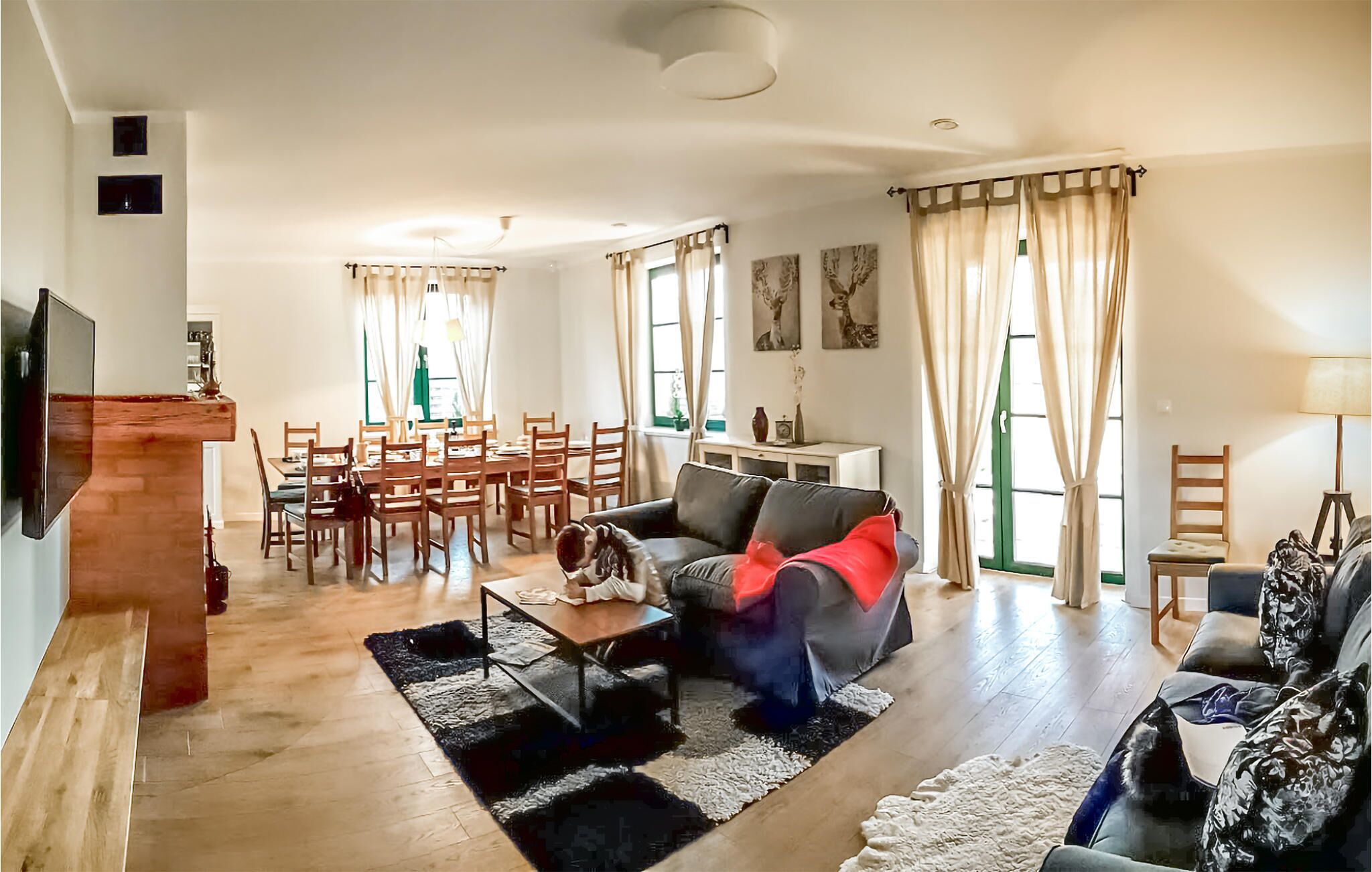 Una Smart TV, una chimenea