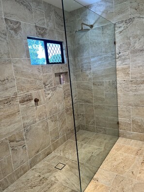 Shower - Surfer’s Rest in Palm Beach (Palm Beach)