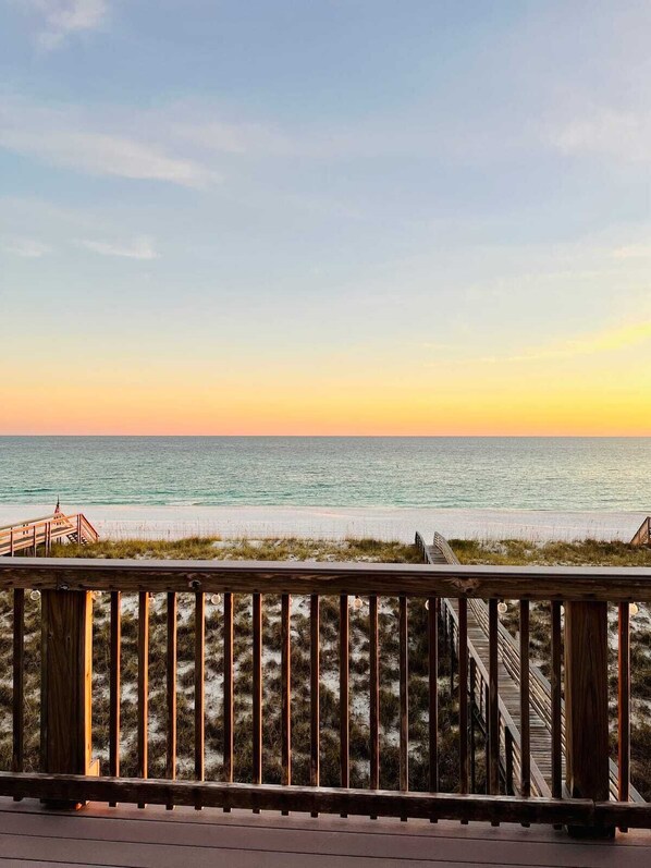 3Level Gulf Front Townhome w/ Breathtaking Views (Pet Friendly