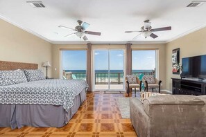 3 bedrooms, desk, iron/ironing board, travel cot - 3-Level Gulf Front Townhome w/ Breathtaking Views. Pet Friendly! (Navarre)