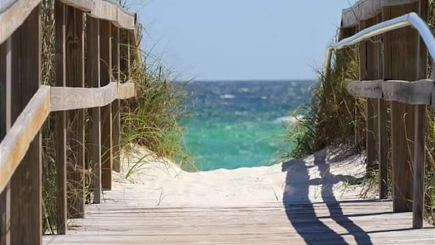 På stranden og solsenger