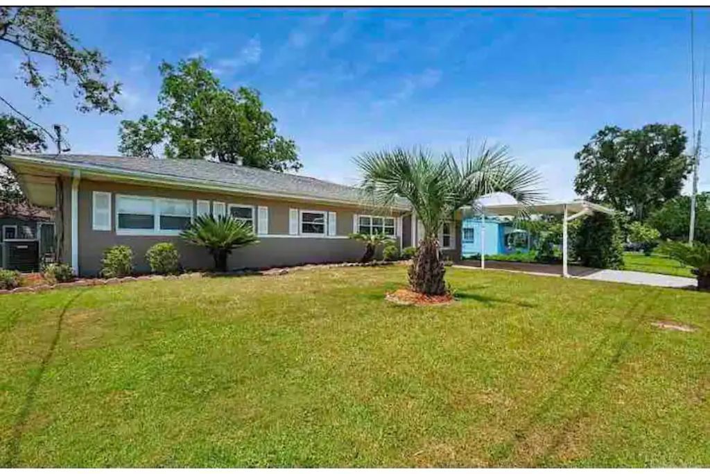 Anchor Cottage in Pensacola, FL w/ Private TikiBar &Hot Tub