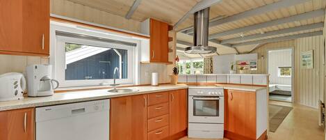 Køleskab, kogeplade, opvaskemaskine, kaffe-/temaskine