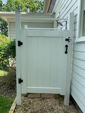 Property grounds - Cozy Greenport village cottage (Greenport)