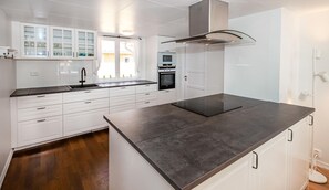 Mikrovågsugn, spishäll, diskmaskin och kaffe- och tebryggare