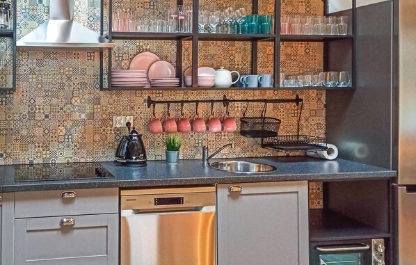 Réfrigérateur, surface de cuisson, lave-vaisselle, cafetière-théière