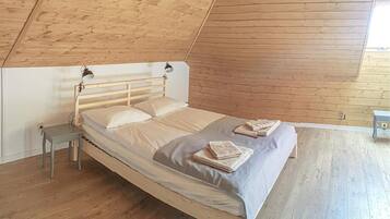 2 bedrooms, travel cot, free WiFi, bed sheets