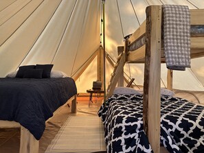 4 bedrooms, iron/ironing board, free WiFi, bed sheets - Cabin life rocks(Waterfront) (Seven sisters falls)