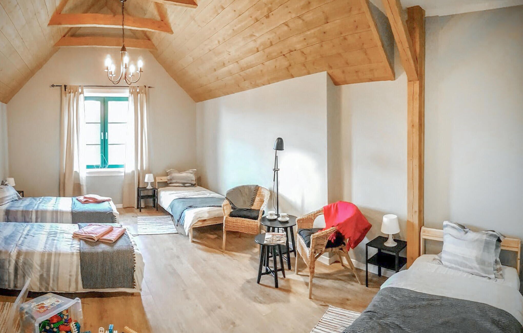 4 dormitorios, cuna de viaje, wifi gratis y ropa de cama