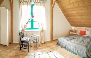 4 bedrooms, travel crib, free WiFi, bed sheets
