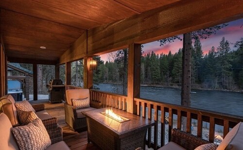 The River House, cozy riverfront home w/private hot tub & fire pit