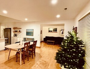 Interior - Blocks from Hayward Field and Hendricks Park (Eugene)