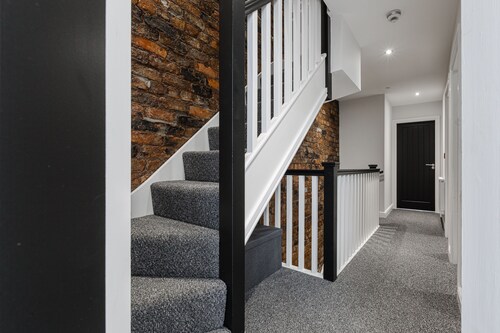 Modern Central Liverpool Home - Sleeps 12 with Free Parking