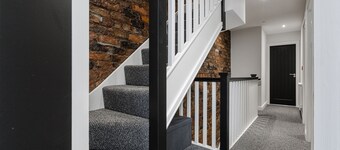 Modern Central Liverpool Home - Sleeps 12 with Free Parking