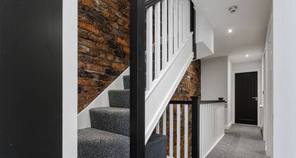Modern Central Liverpool Home - Sleeps 12 with Free Parking