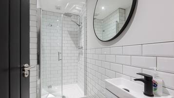 Dusj, hårføner, håndklær og såpe