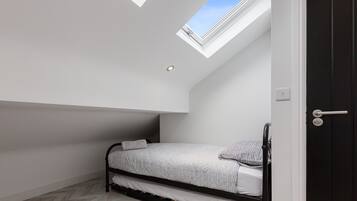 6 bedrooms, iron/ironing board, travel cot, free WiFi