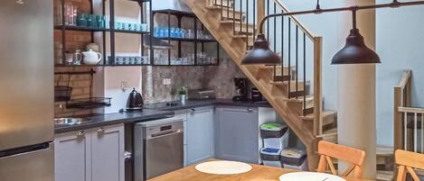 Een koelkast, een kookplaat, een vaatwasser