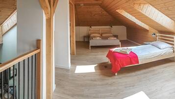 2 bedrooms, travel crib, free WiFi, bed sheets