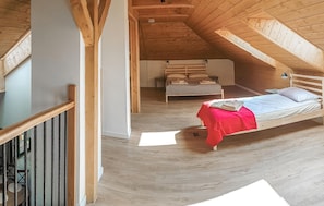 2 bedrooms, travel cot, free WiFi, bed sheets