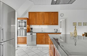 Kühlschrank, Mikrowelle, Herdplatte, Geschirrspüler