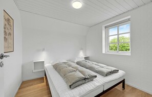 7 bedrooms, travel crib, free WiFi